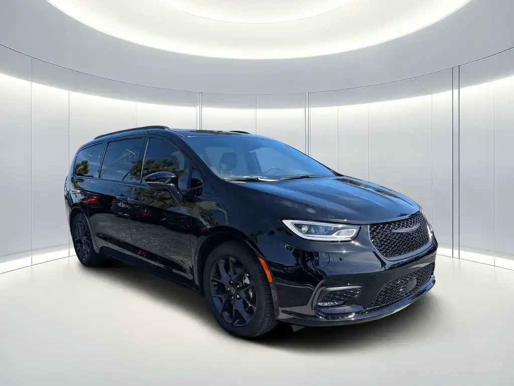 2026 Chrysler Pacifica Limited's photo
