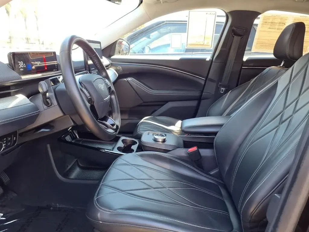 2023 Ford Mustang-Mach-e Select photo 5