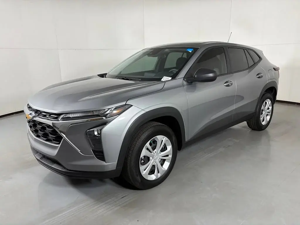 2025 Chevrolet Trax LS photo 5