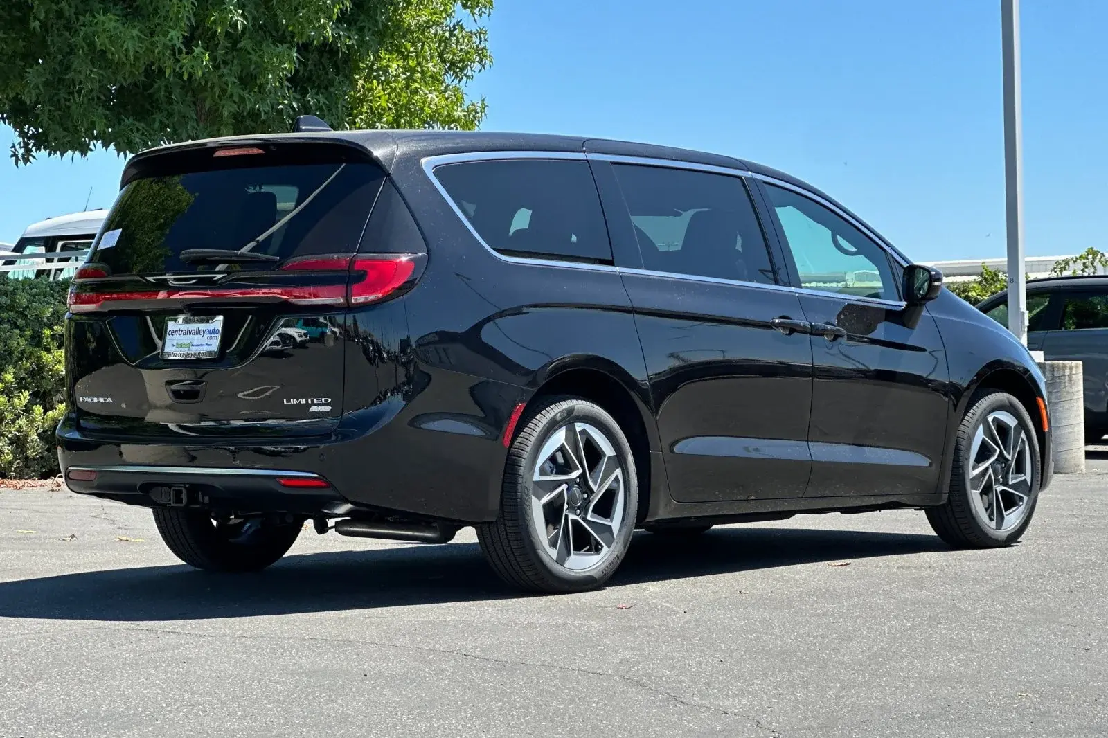 2027 Chrysler Pacifica Limited AWD photo 4