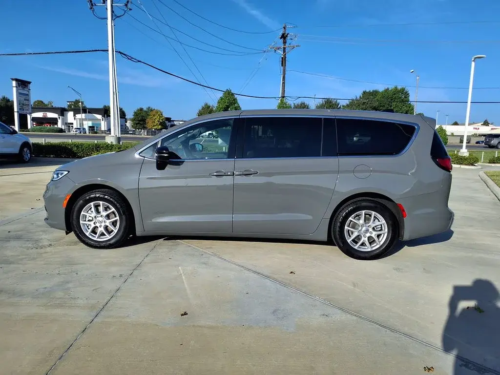 2025 Chrysler Pacifica Select photo 4