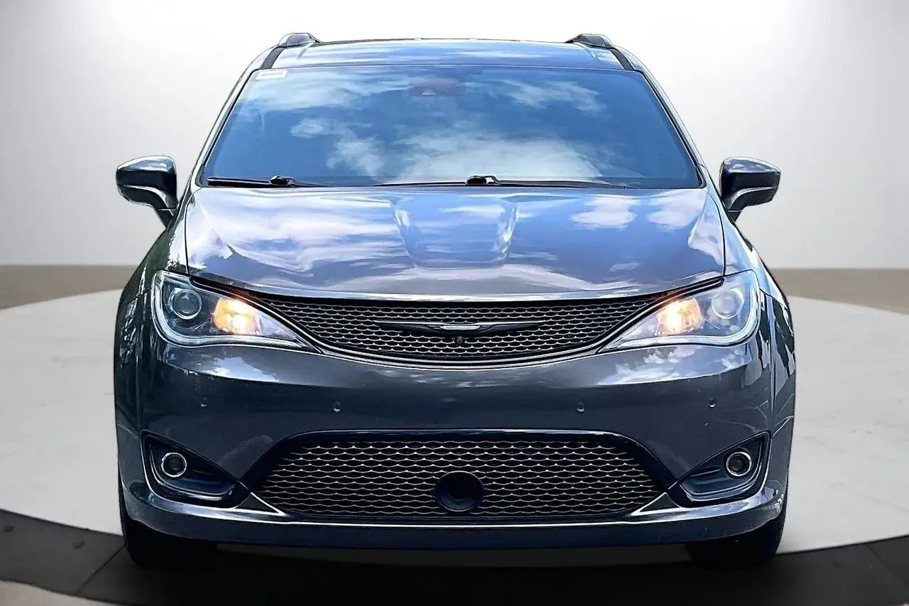 2020 Chrysler Pacifica Touring L Plus photo 3