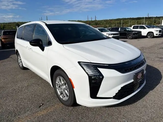 2027 Chrysler Pacifica Select photo 1
