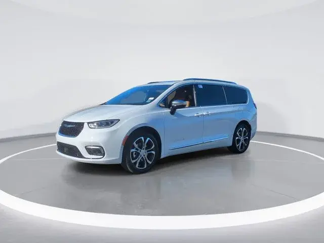 2026 Chrysler Pacifica Pinnacle photo 4
