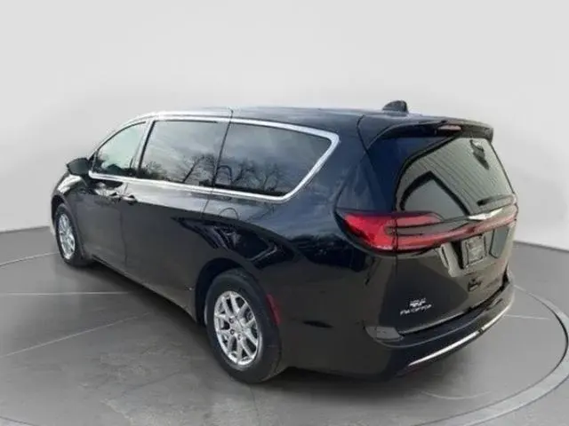 2026 Chrysler Pacifica Select photo 4