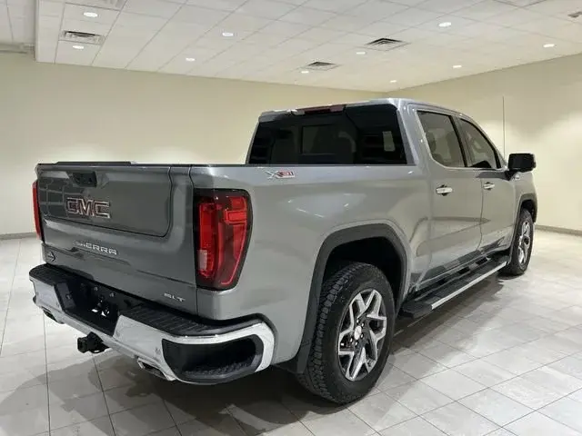 2025 GMC Sierra SLT 4WD Crew Cab Short Box photo 5