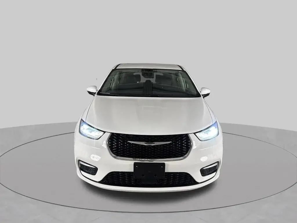 2023 Chrysler Pacifica Touring L photo 3