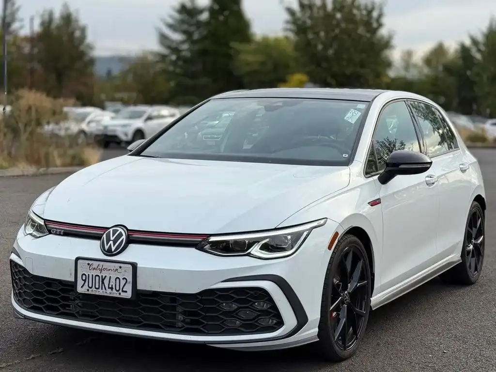 2024 Volkswagen Golf GTI 2.0T SE 4-Door's photo