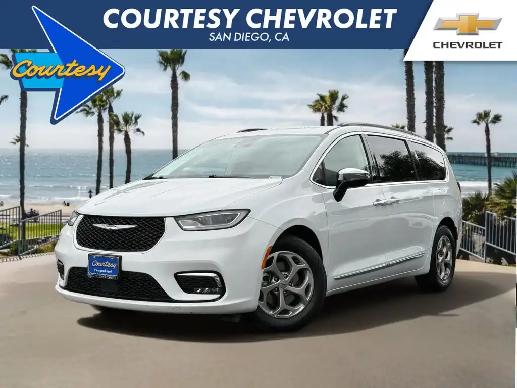 2023 Chrysler Pacifica Limited's photo