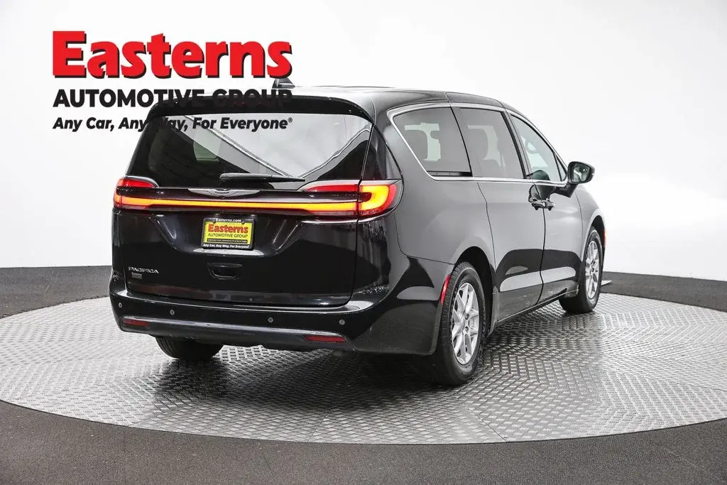 2023 Chrysler Pacifica Touring L photo 5