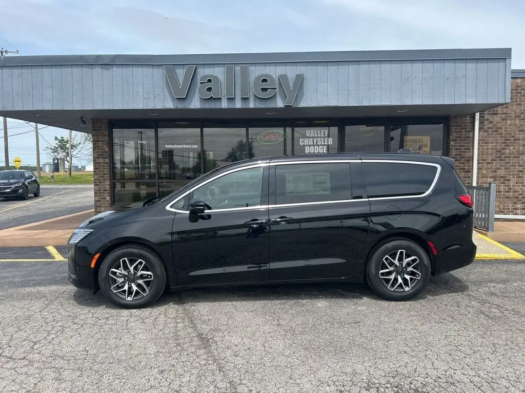 2027 Chrysler Pacifica Limited photo 3