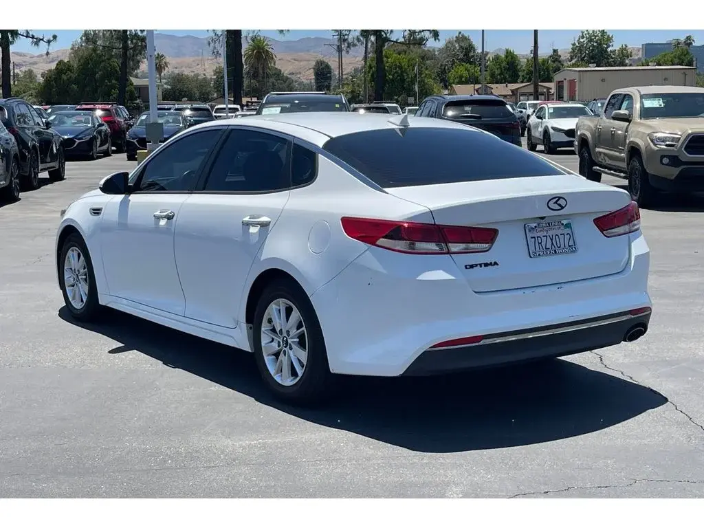 2016 Kia Optima LX AT photo 3