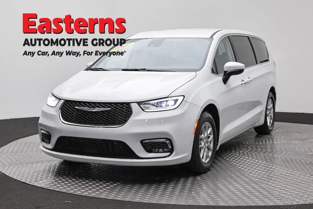 2023 Chrysler Pacifica Touring L photo 1