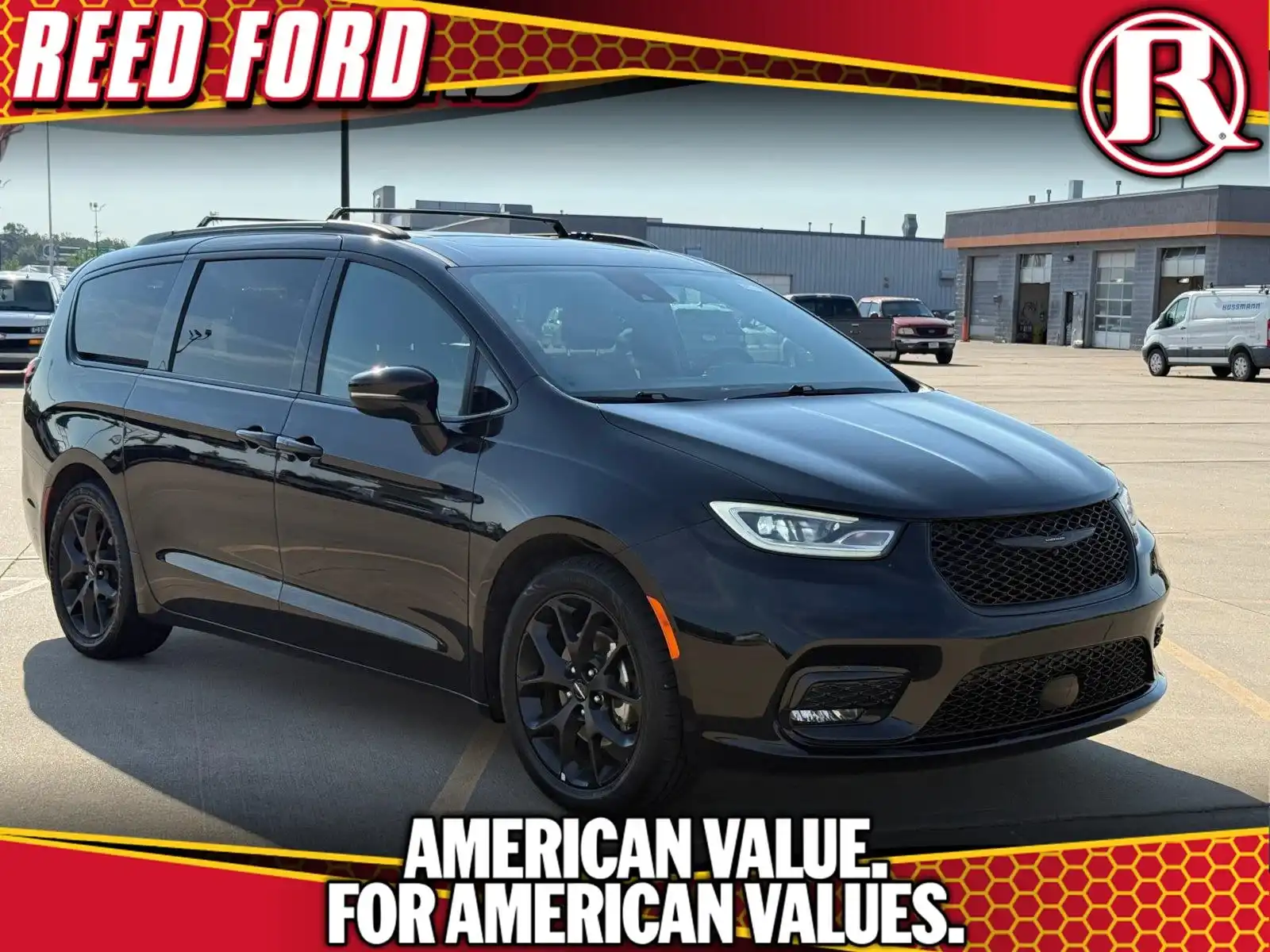 2025 Chrysler Pacifica Limited's photo
