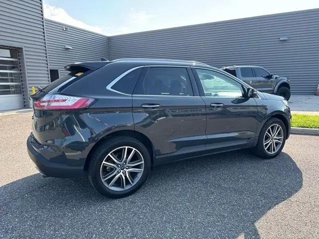 2021 Ford Edge Titanium photo 5