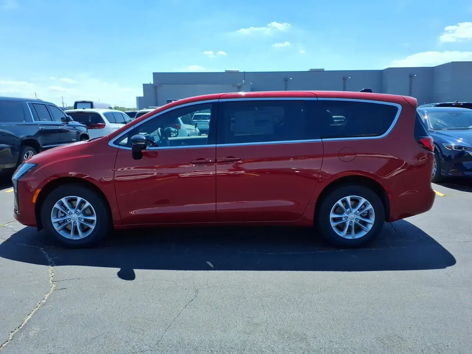 2027 Chrysler Pacifica Select AWD photo 3
