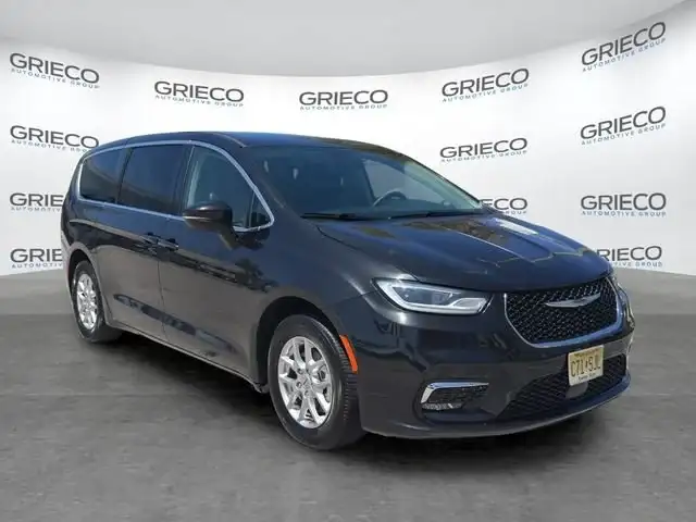 2023 Chrysler Pacifica Touring L's photo