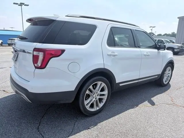 2017 Ford Explorer XLT FWD photo 3