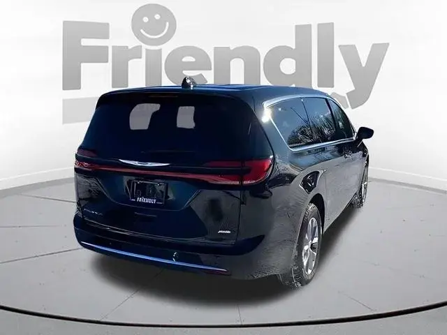 2026 Chrysler Pacifica Select AWD photo 5