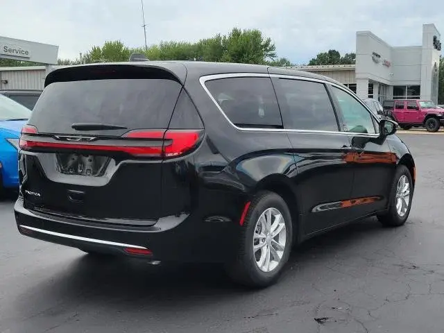 2027 Chrysler Pacifica Select photo 3
