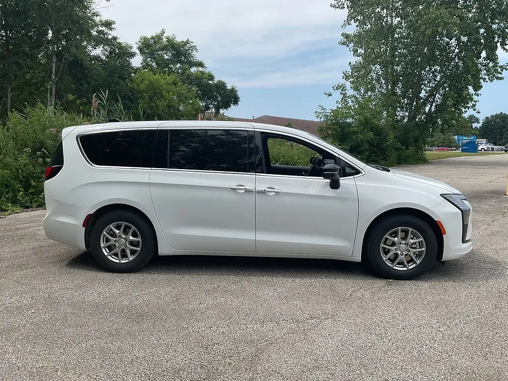 2027 Chrysler Pacifica Select photo 4