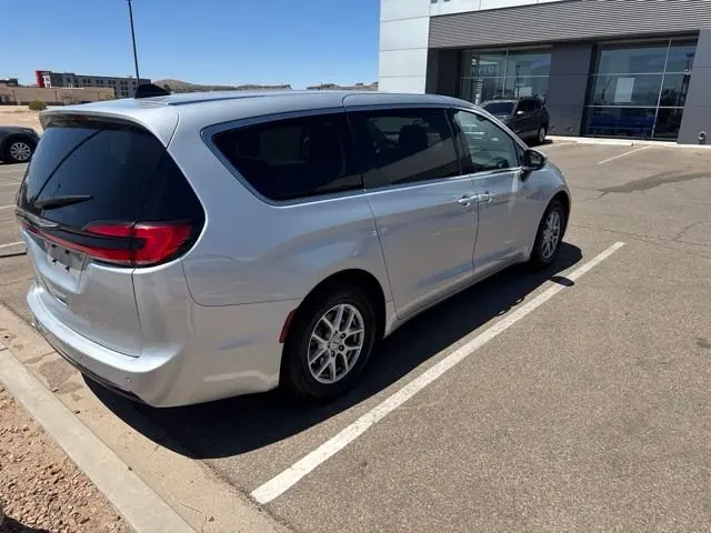 2023 Chrysler Pacifica Touring L photo 5
