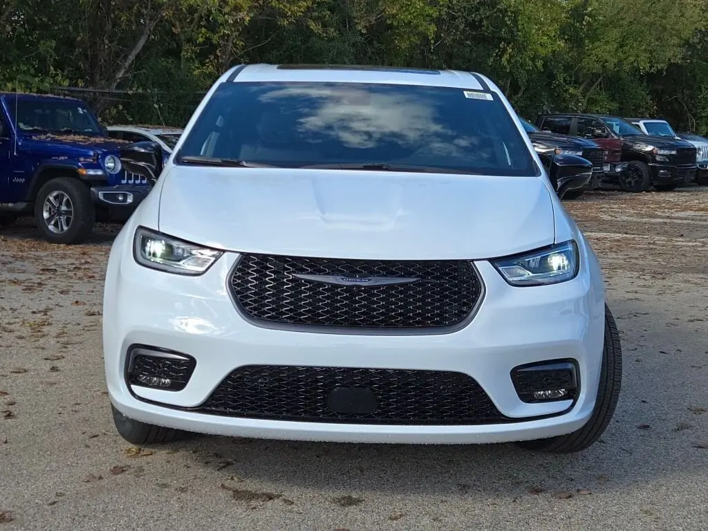 2026 Chrysler Pacifica Select photo 4