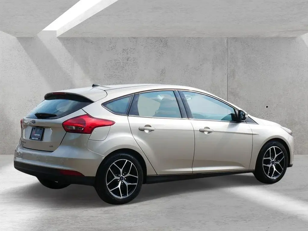 2018 Ford Focus Hatch SEL photo 3