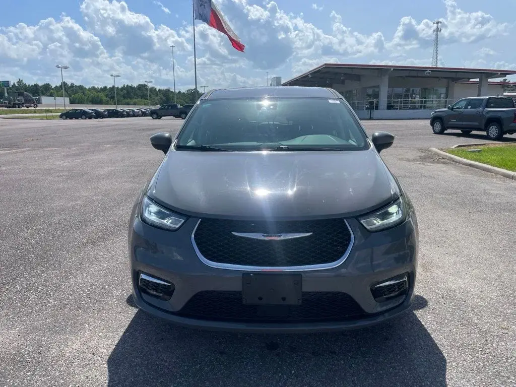 2023 Chrysler Pacifica Touring L photo 3