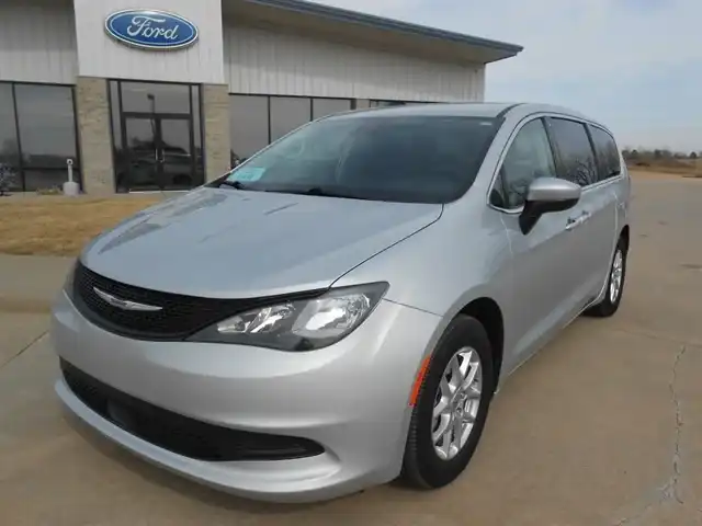 2023 Chrysler Voyager LX's photo