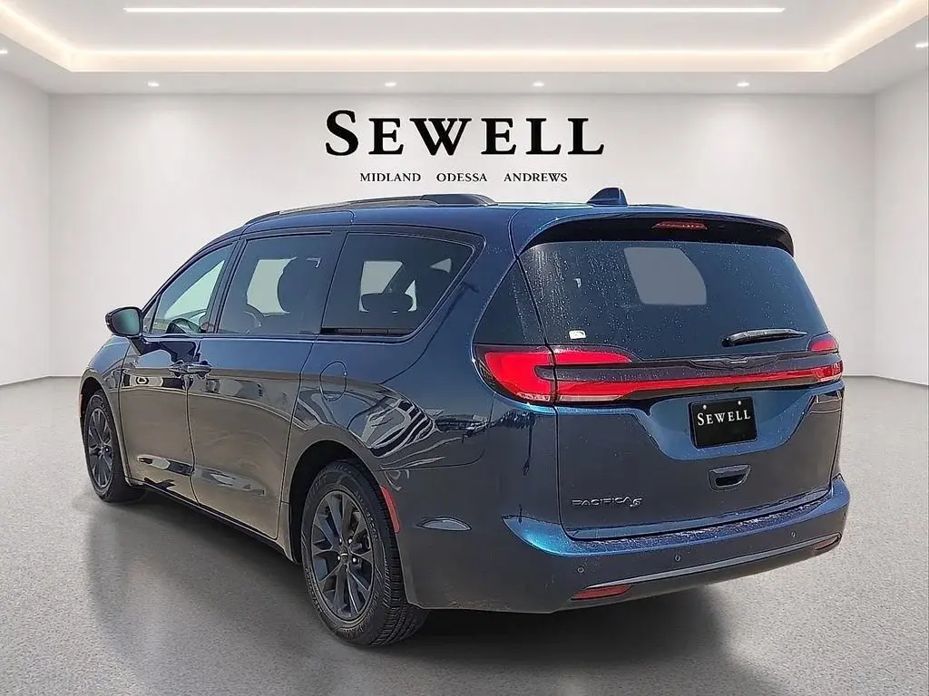 2021 Chrysler Pacifica Touring photo 3
