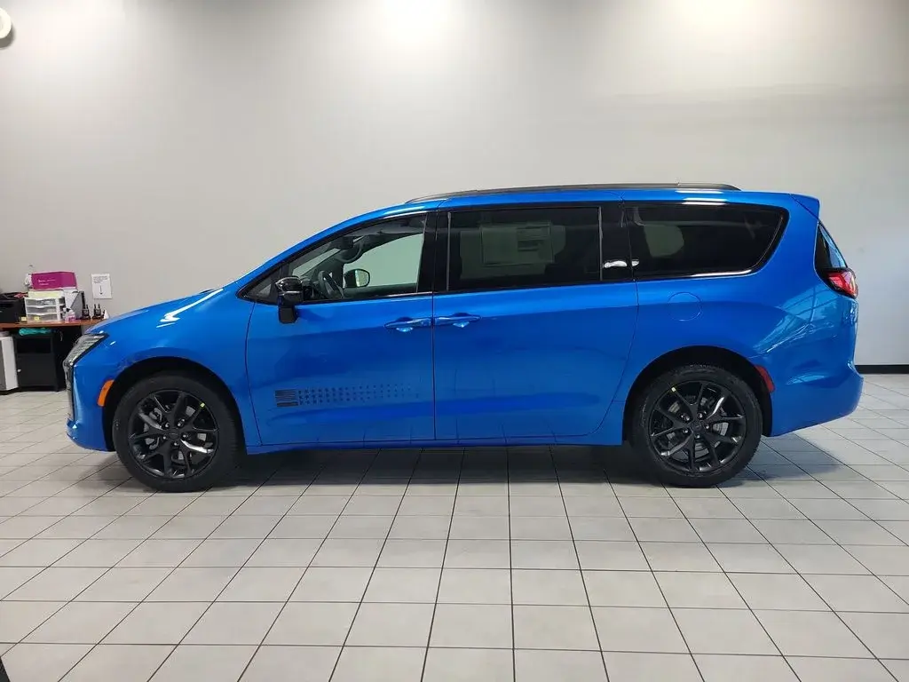 2027 Chrysler Pacifica Select AWD photo 5