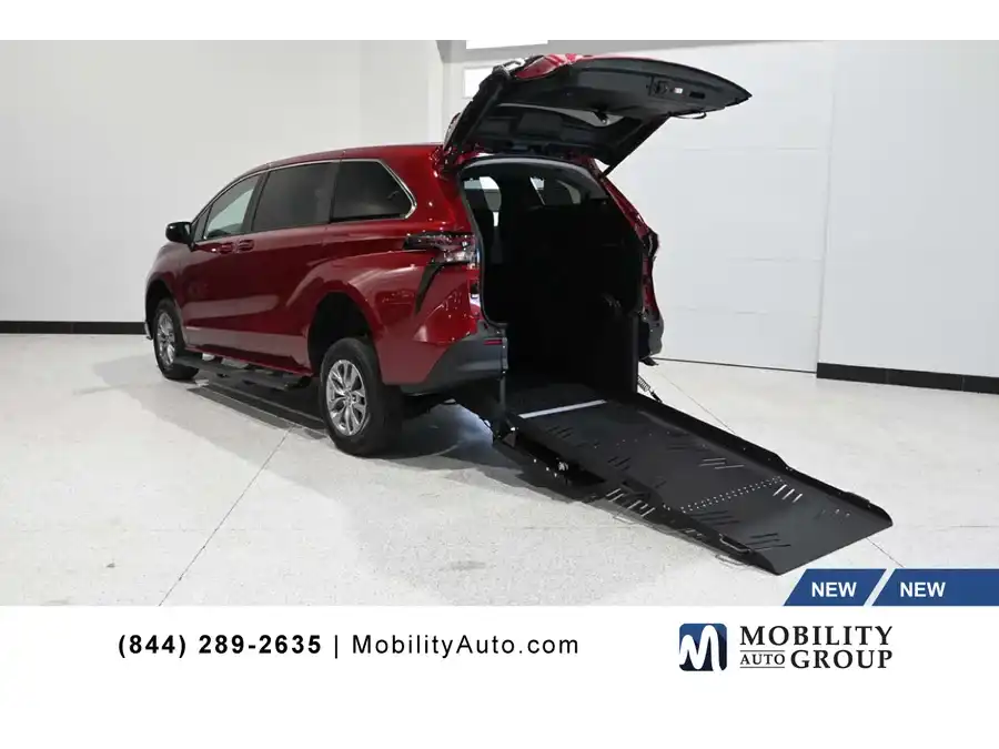 2026 Toyota Sienna LE 8-Passenger Hybrid FWD's photo