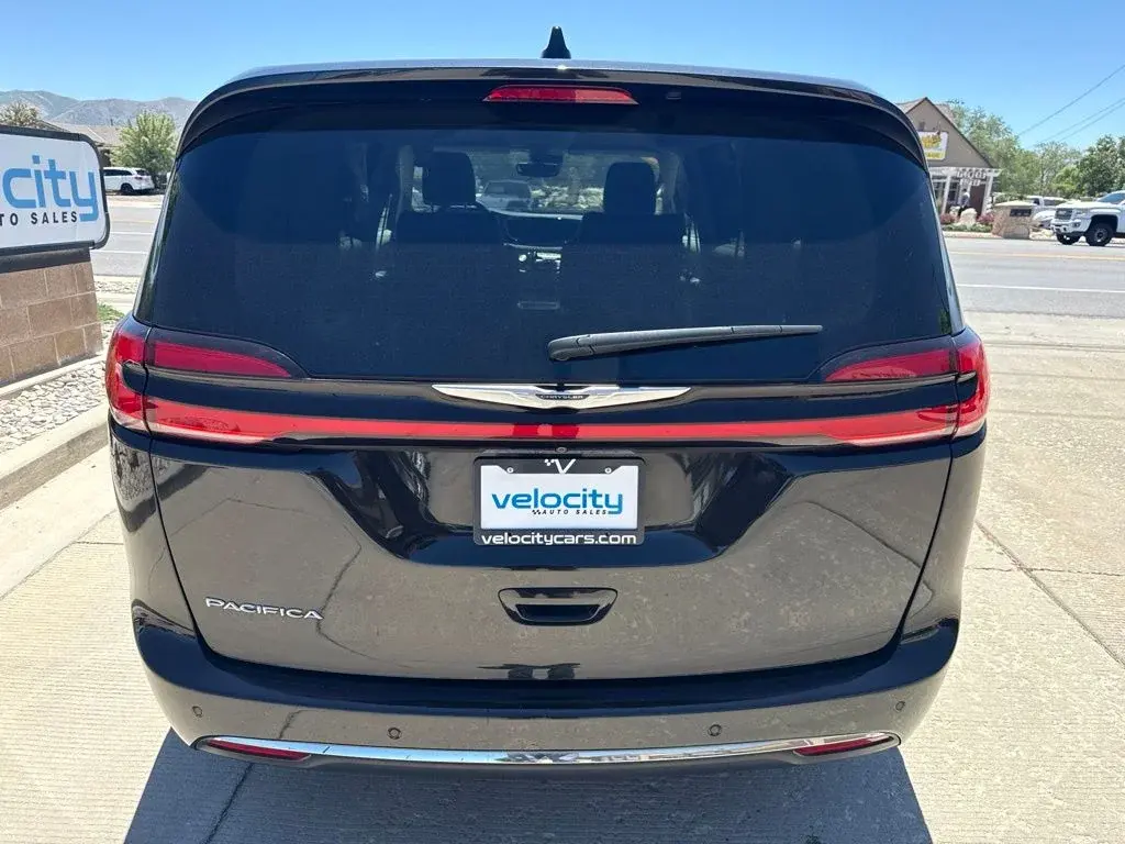 2023 Chrysler Pacifica Touring L photo 4