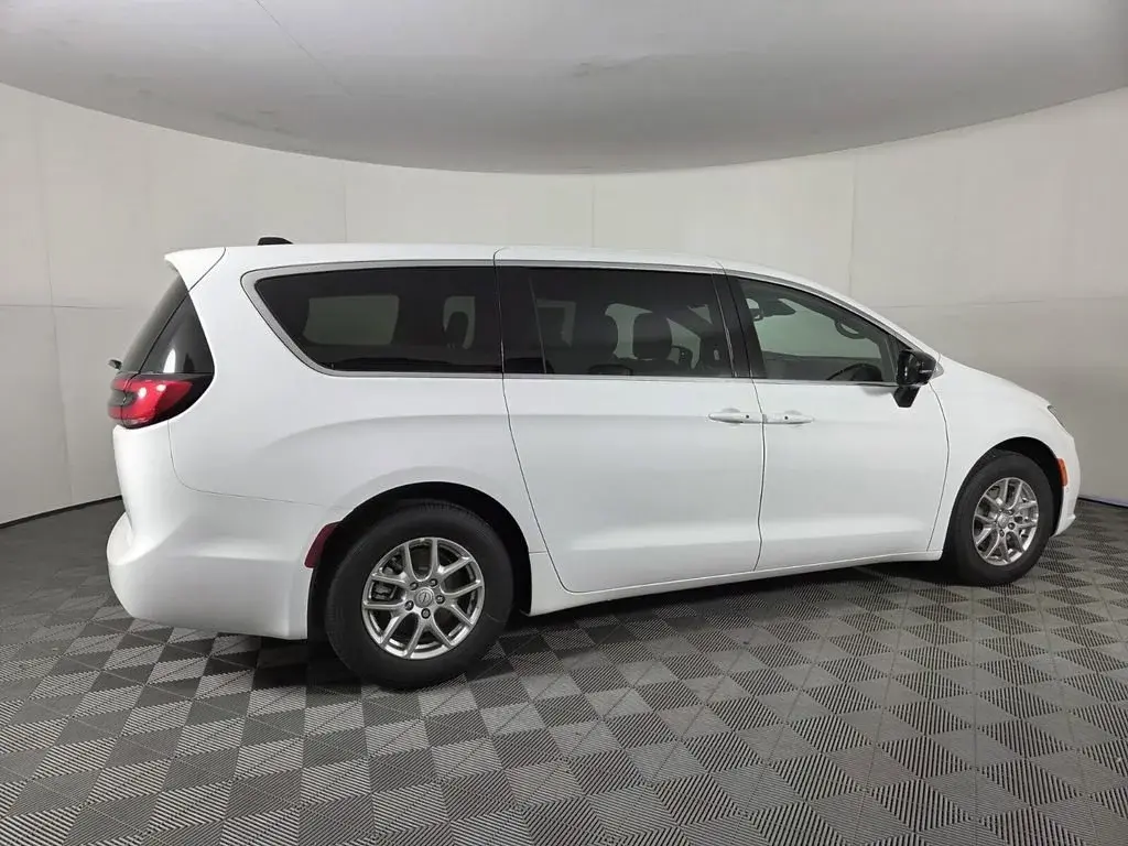2026 Chrysler Pacifica Select photo 4