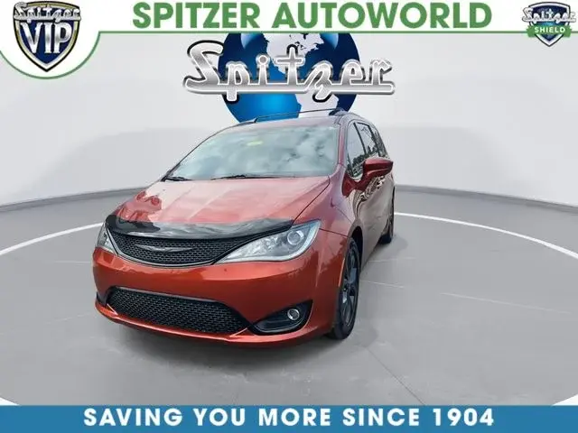2018 Chrysler Pacifica Touring Plus photo 3