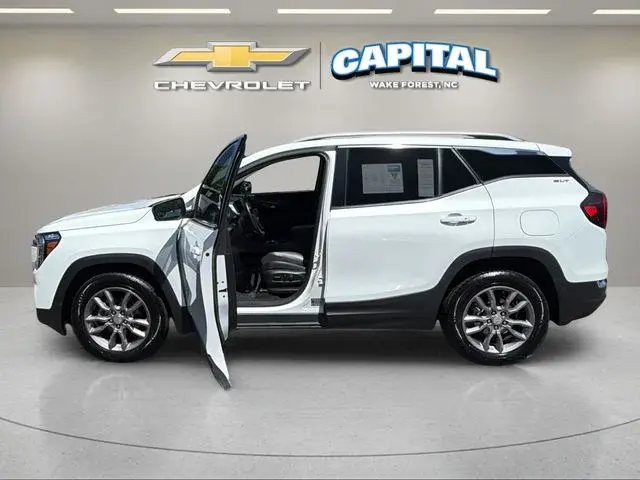 2024 GMC Terrain SLT AWD photo 3