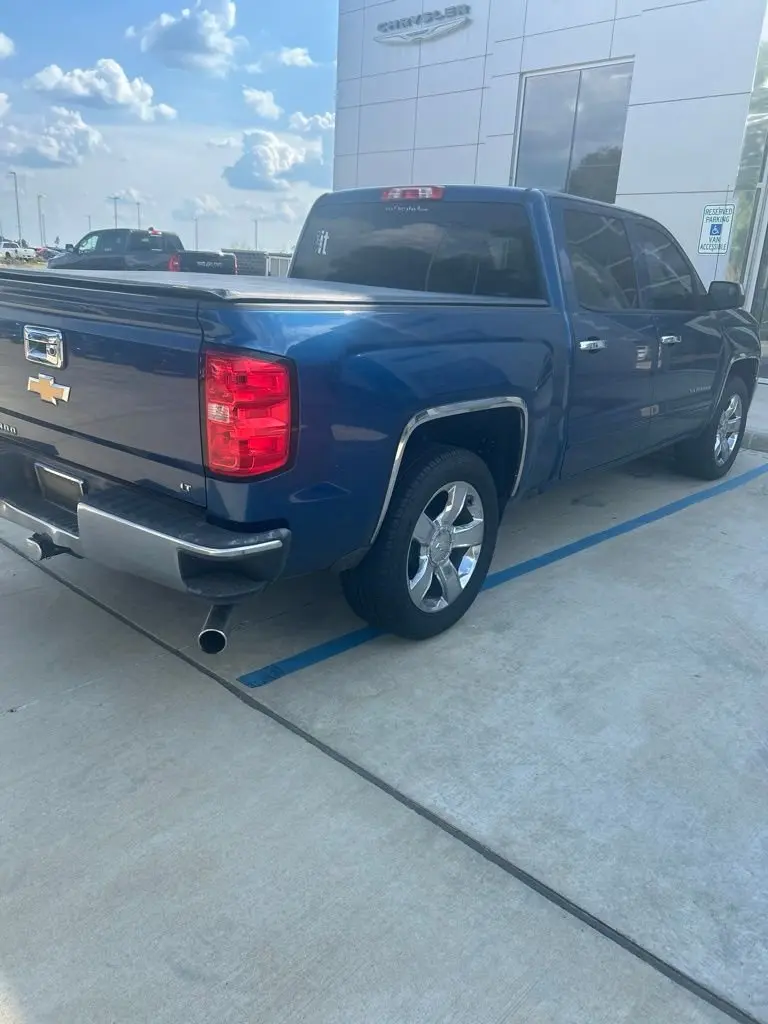 2017 Chevrolet Silverado 1500 LT Crew Cab Short Box photo 5