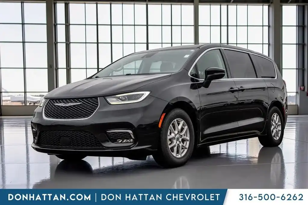 2023 Chrysler Pacifica Touring L's photo