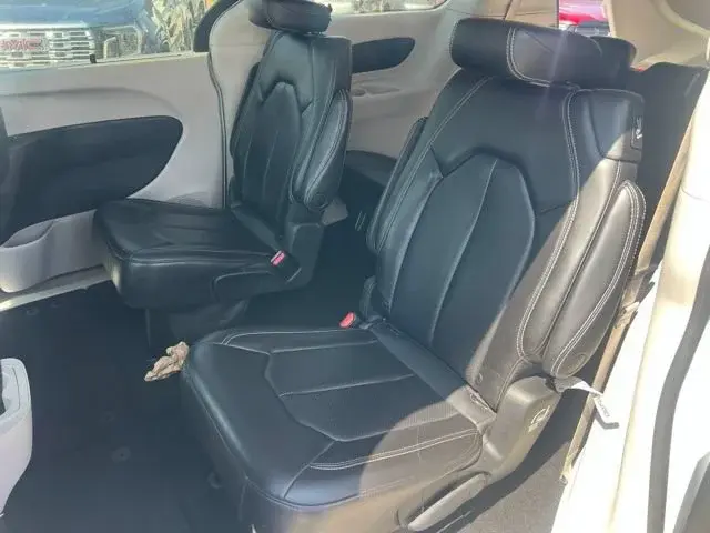 2023 Chrysler Pacifica Touring L photo 5