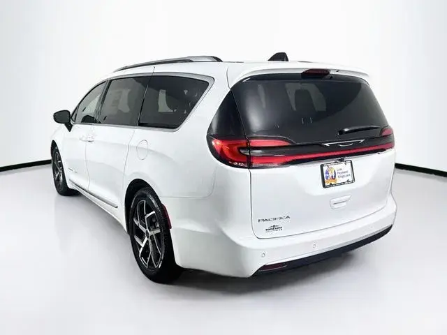 2027 Chrysler Pacifica Pinnacle photo 5