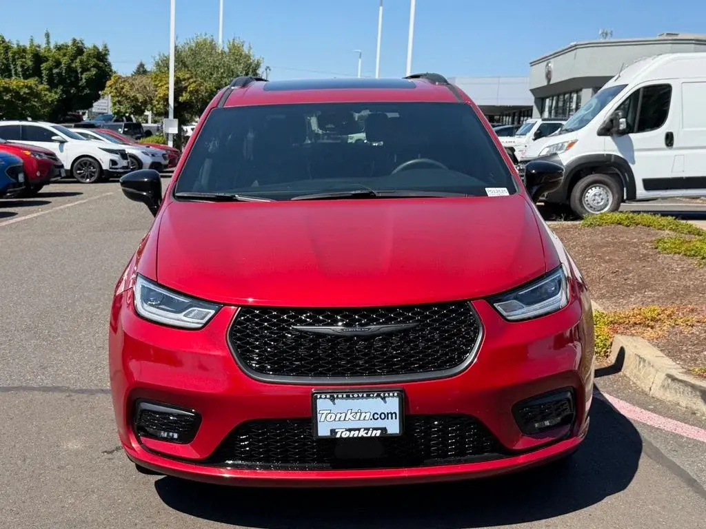 2025 Chrysler Pacifica Limited photo 3