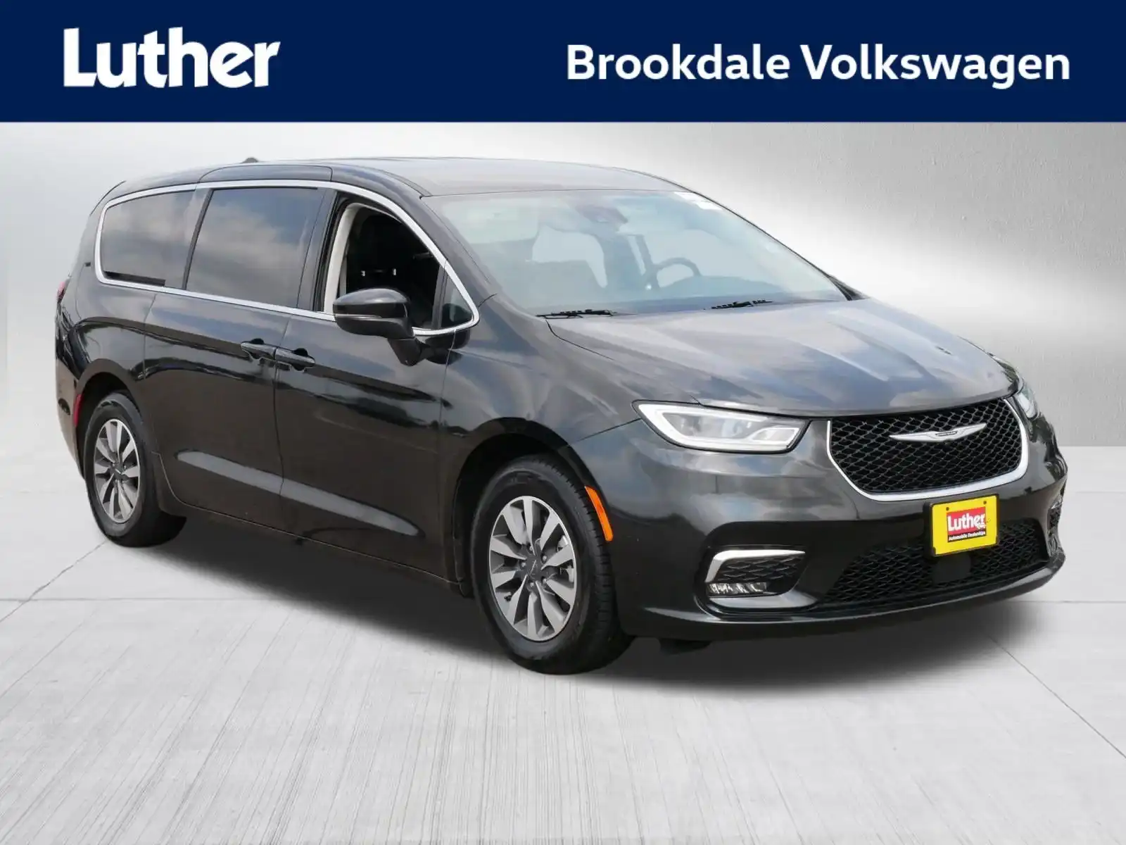 2023 Chrysler Pacifica Hybrid Touring L Hybrid's photo