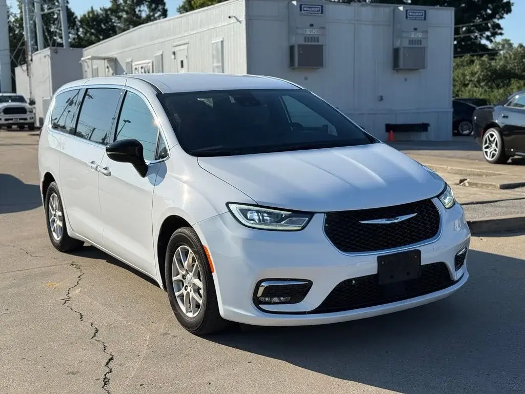 2025 Chrysler Pacifica Select photo 4