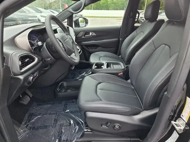 2027 Chrysler Pacifica Select photo 3