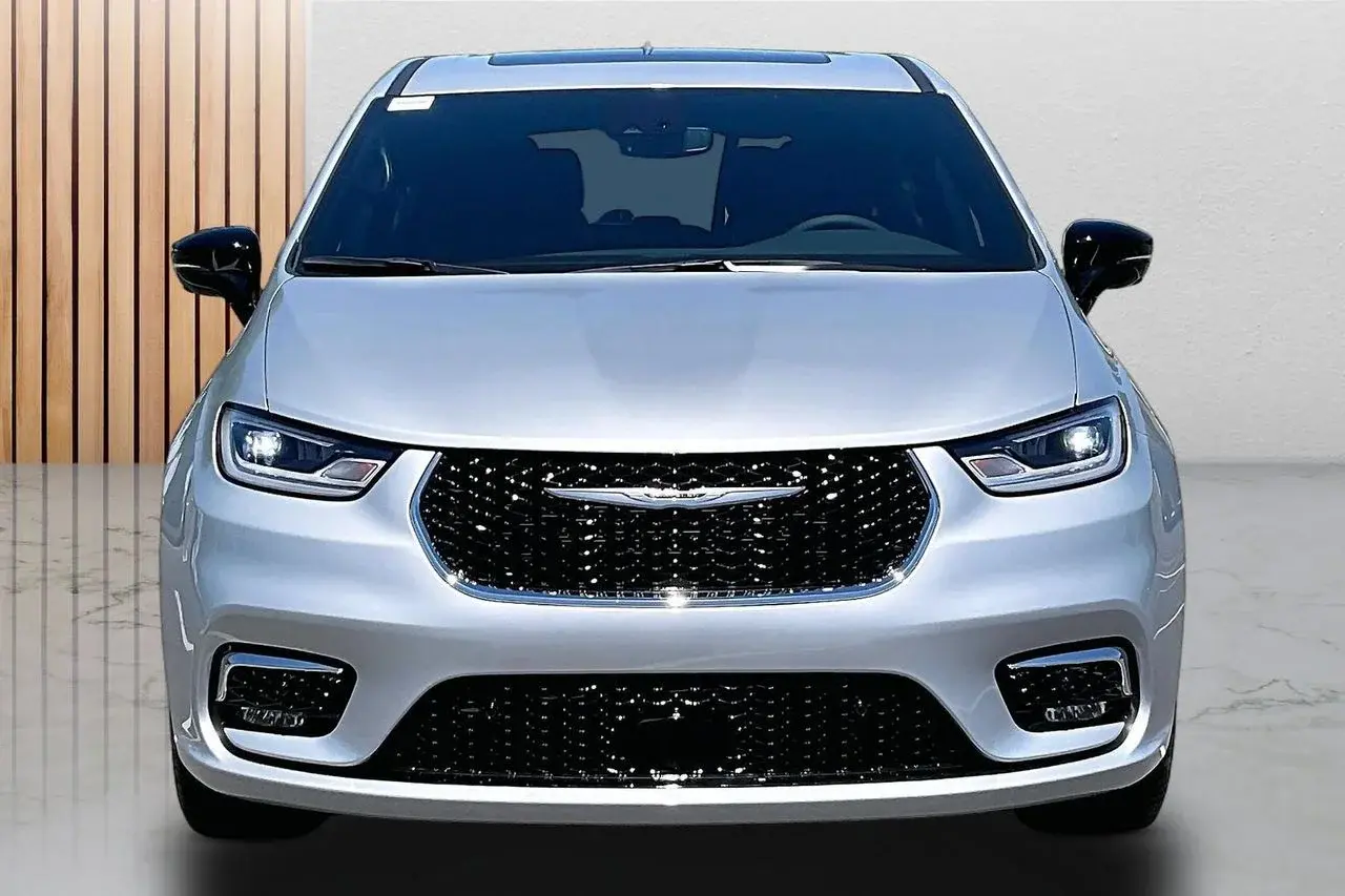 2026 Chrysler Pacifica Limited photo 3