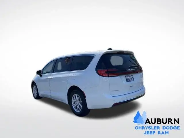2023 Chrysler Pacifica Touring L photo 5