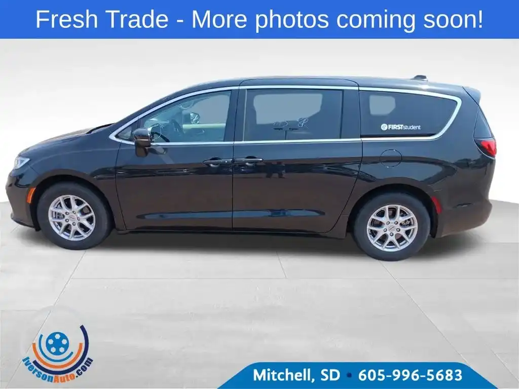 2023 Chrysler Pacifica Touring L's photo