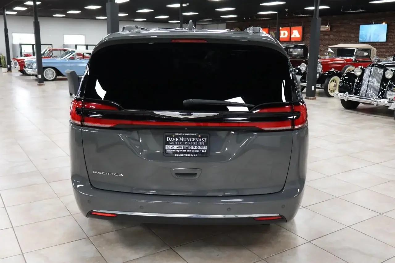 2021 Chrysler Pacifica Touring photo 4