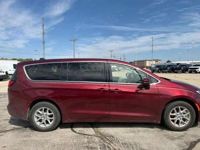 2023 Chrysler Pacifica Touring L photo 4